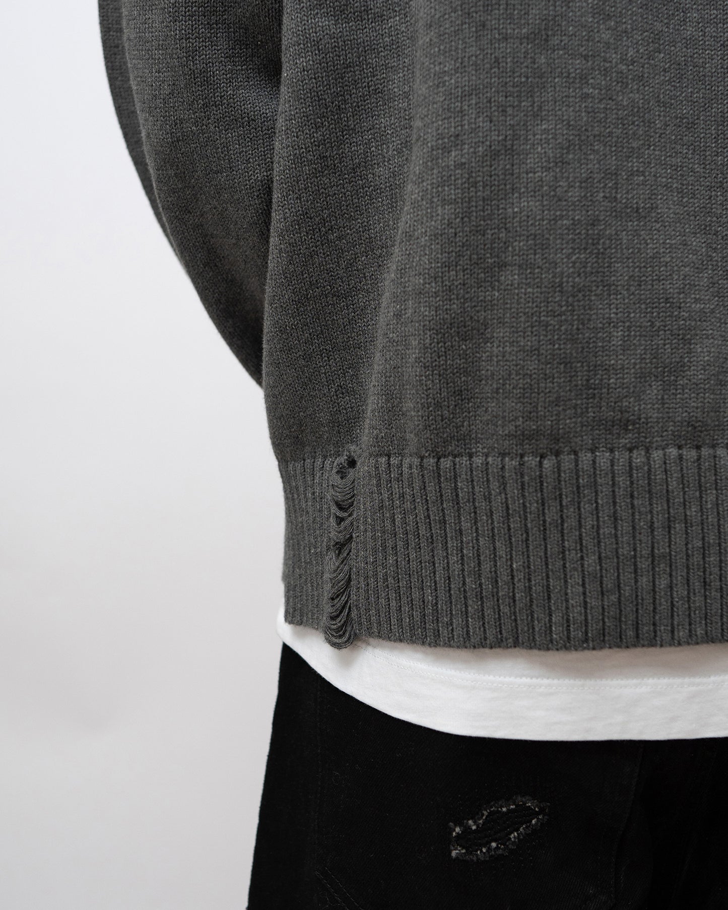 DISTRESSED SWEATER