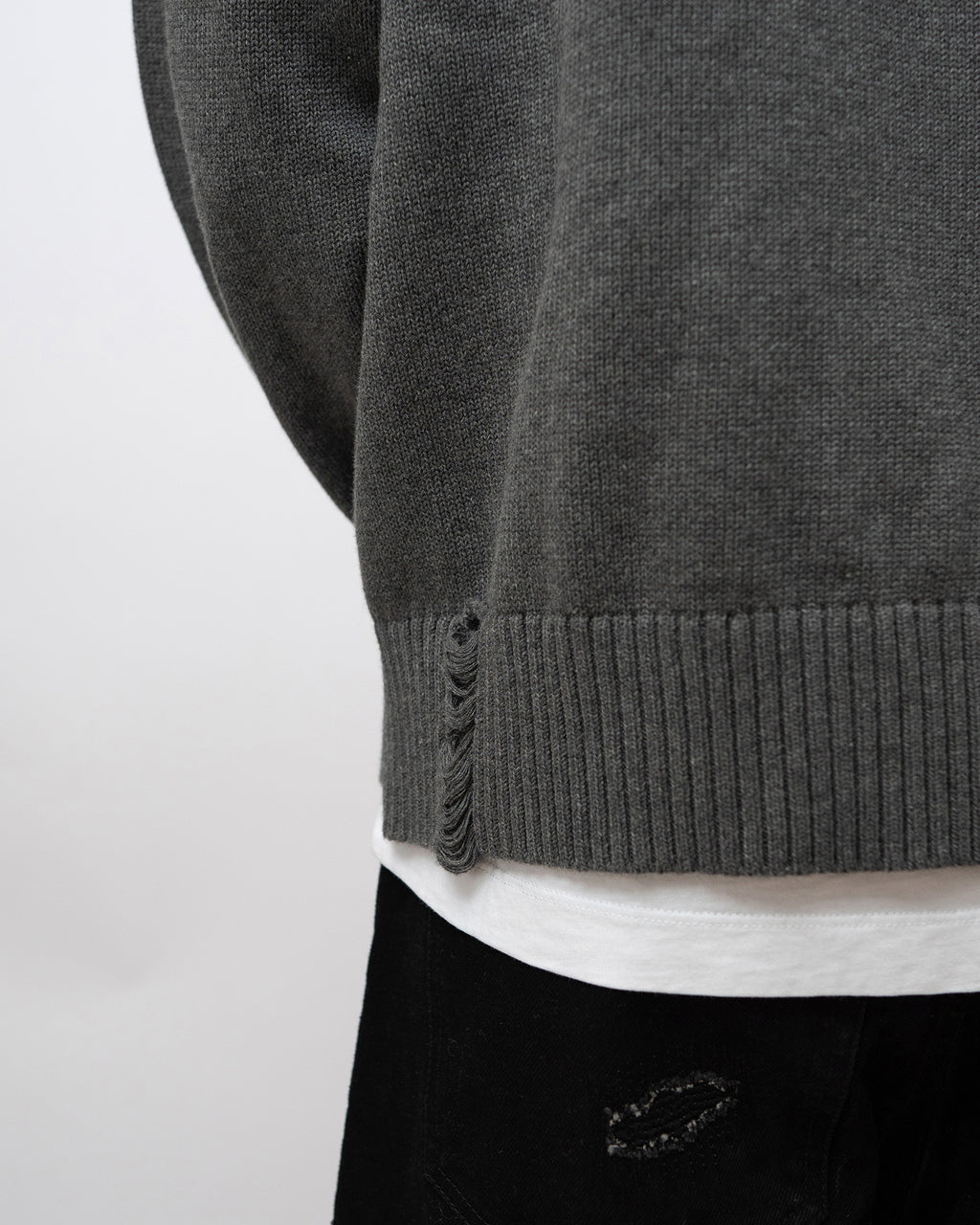 DISTRESSED SWEATER